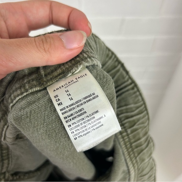 American Eagle Green Relaxed Casual Denim Shorts Size 14 - Picture 3 of 10